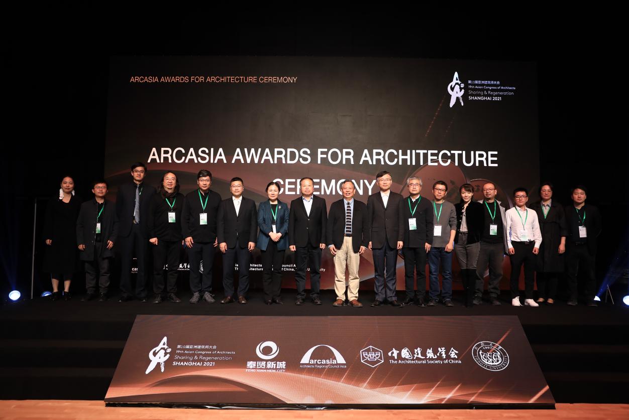 中方代表与部分获奖建筑师合影