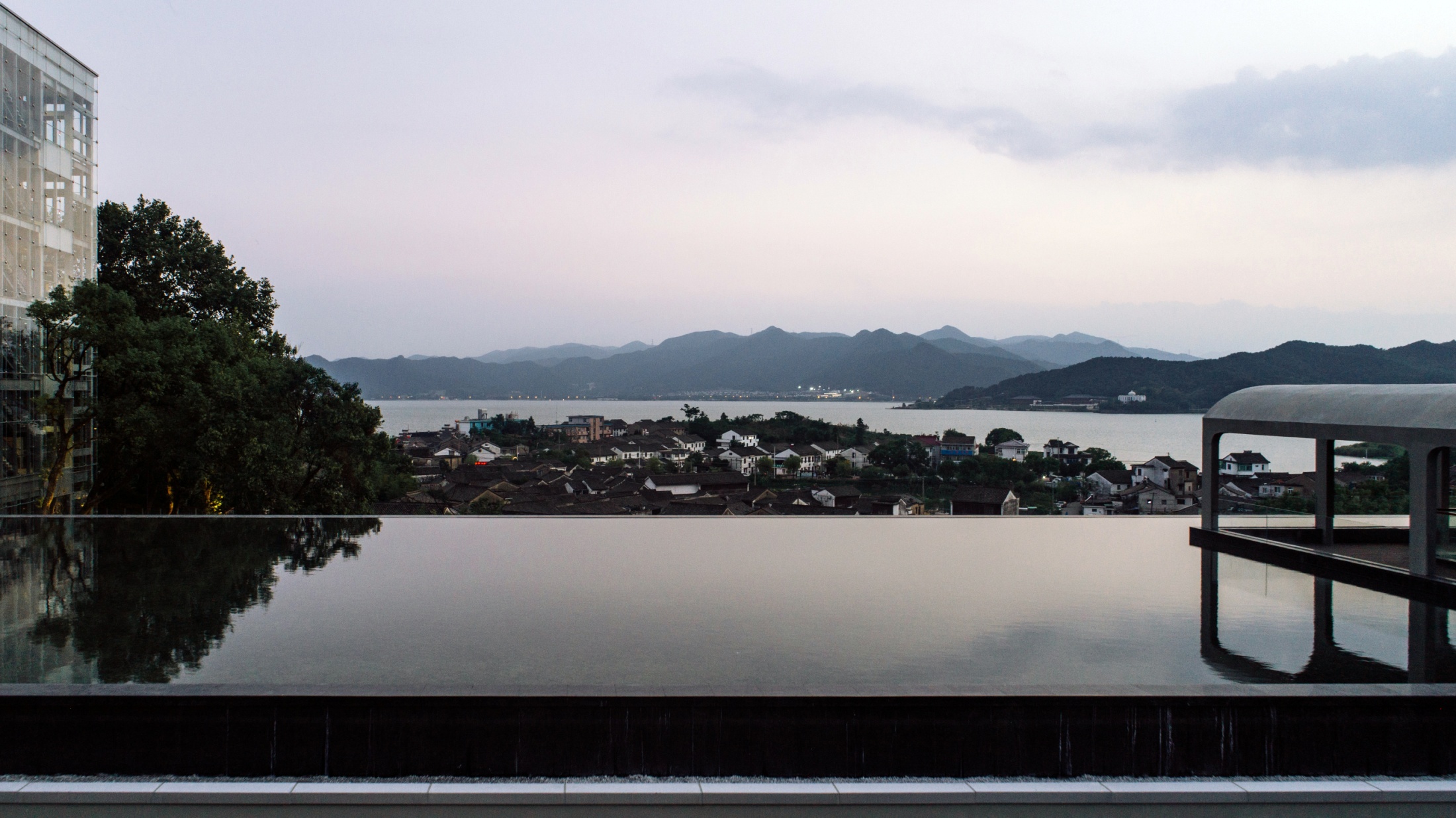 從陶公講堂屋頂水池遠眺東錢(qián)湖