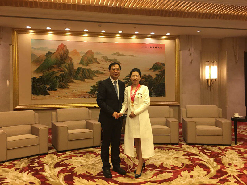 上海市人大常务会副主任、市总工会主席莫负春接见姚启明